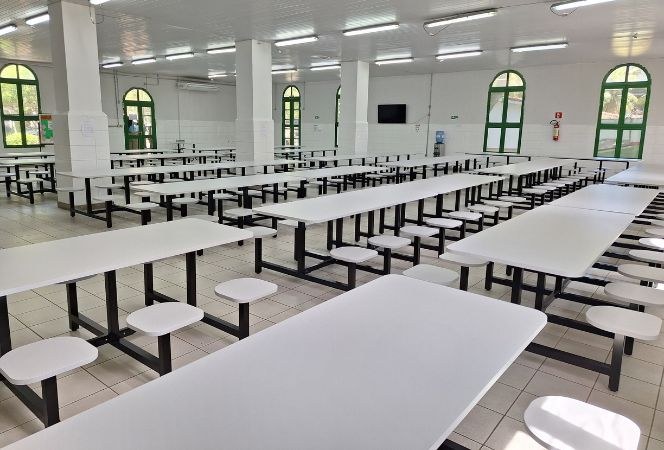 Novo mobiliário do refeitório: 28 mesas e 224 assentos são estreados no primeiro almoço do novo ano letivo