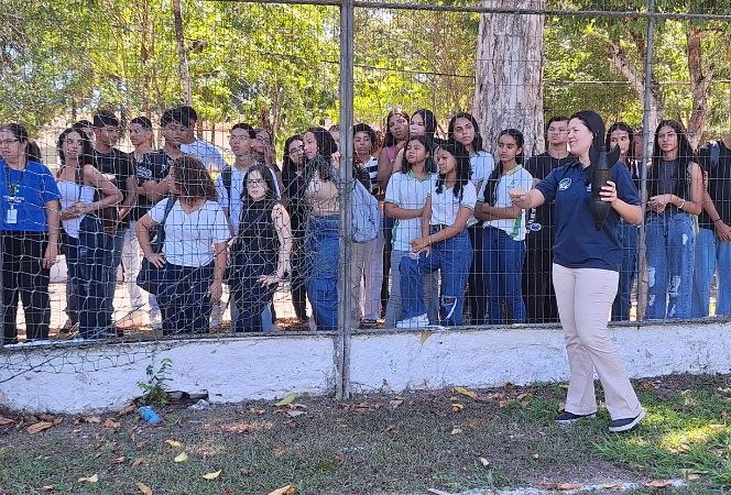 Professora Norma Amorim, coordenadora do POAA, explica os diversos tipos de foguetes lançados durante o evento de recepção