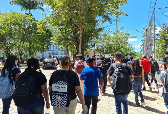 Veteranos guiam novatos em tour guiado pelo campus