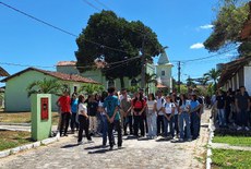 Veteranos guiam novatos em tour guiado pelo campus