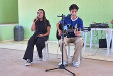 Veteranos recepcionam colegas novatos com apresentações musicais