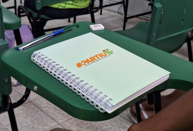 Alunos do programa receberam fardamento e material escolar