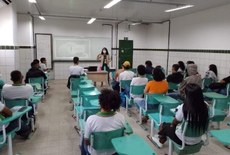 Professora Adriana Thiara, do Campus Maceió, abordou assuntos como etiqueta profissional e elaboração de currículos