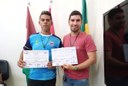 Diretor de ensino, Pedro Juvêncio, entrega certificado de participação ao aluno Alan da Silva Santos