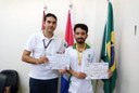 Valdemir Chaves, diretor-geral do Campus Satuba, entrega certificado e medalha de ouro ao aluno Diogo Oliveira Silva