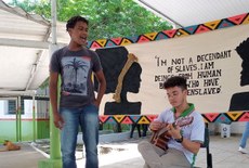 Estudantes Jean Carlos (voz) e Abrãao Gomes (violão)
