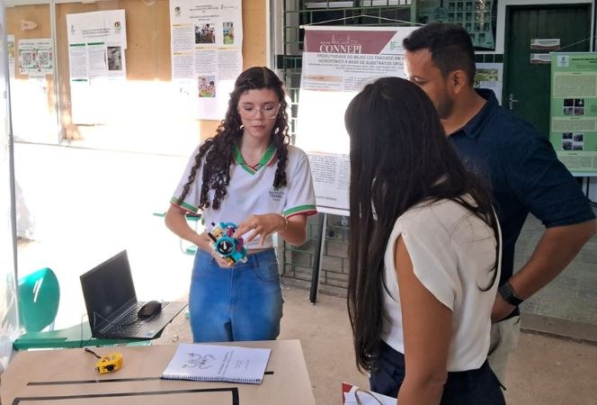 Autores mostraram o robô funcionando na prática durante a Semana Agrotecnológica 2024