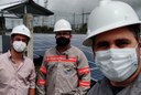 Engenheiro civil Tassyano Amorim (à esquerda) e engenheiro eletricista Shyrdnez Farias (à direita) realizaram visita a usina solar da Chesf em Messias/AL para captar ideias para o projeto