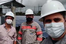 Engenheiro civil Tassyano Amorim (à esquerda) e engenheiro eletricista Shyrdnez Farias (à direita) realizaram visita a usina solar da Chesf em Messias/AL para captar ideias para o projeto