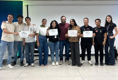 Professor Anderson Silva, entre alunos do 2º ano de Administração.jpeg