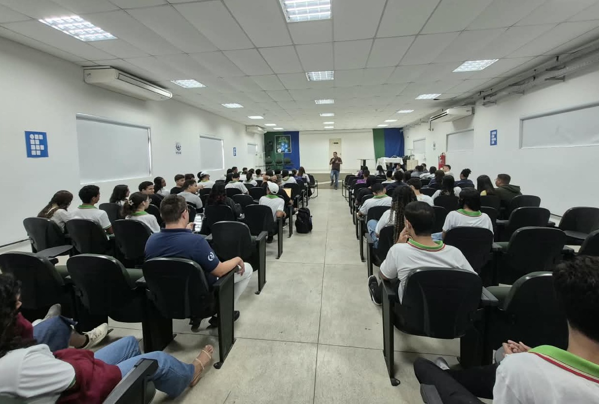 Auditório do Campus Viçosa lotado para bate-papo.jpeg