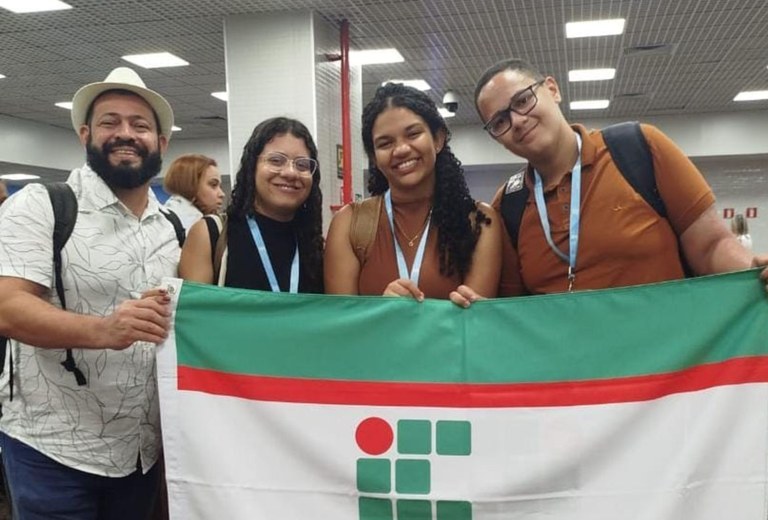 O professor Wellington de Brito Silva e os estudantes