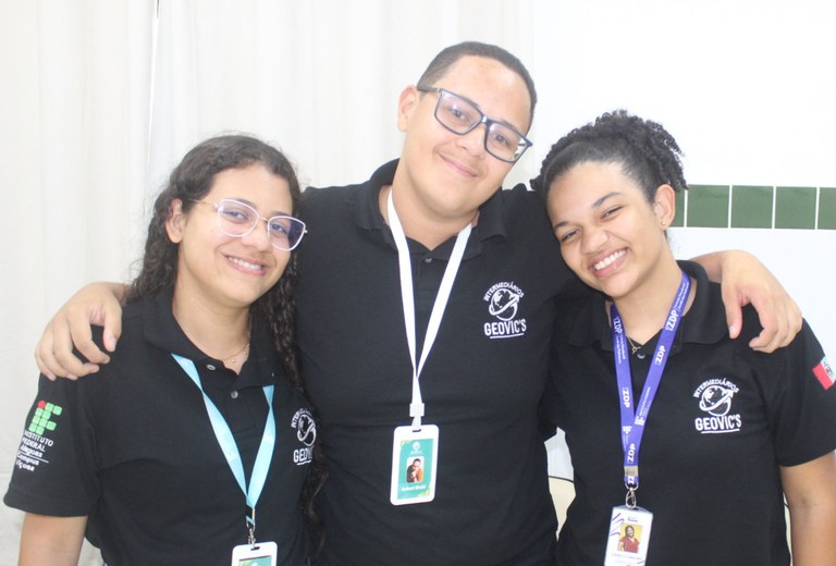 estudantes Larissa Casado, Mizaely Cecília e Robert Shaid
