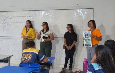 Servidores Catarina Silva, Juliano Bueno e Marina Lins, além das discentes Andryelle e Nayara conversam com alunos sobre oportunidades de se estudar no Ifal.jpeg Servidores Catarina Silva, Juliano Bueno e Marina Lins, além das discentes Andryelle e Nayara conversam com alunos sobre oportunidades de se estudar no Ifal.jpeg
