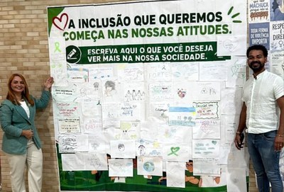Coordenador do Napne do Ifal Campus São Miguel dos Campos, Nildo Barbosa, e a psicopedagoga Makleyde de Brito Felix, durante atividade do Setembro Verde.