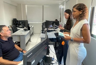Servidoras Raisa Amorim e pela Maria Karine Gomes visitam setores da Reitoria em ação do Siass.jpeg