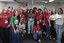​Estudantes, professoras orientadoras e a pró-reitora Eunice Palmeira reunidos em registro ao final de palestra no Sinpete 2026