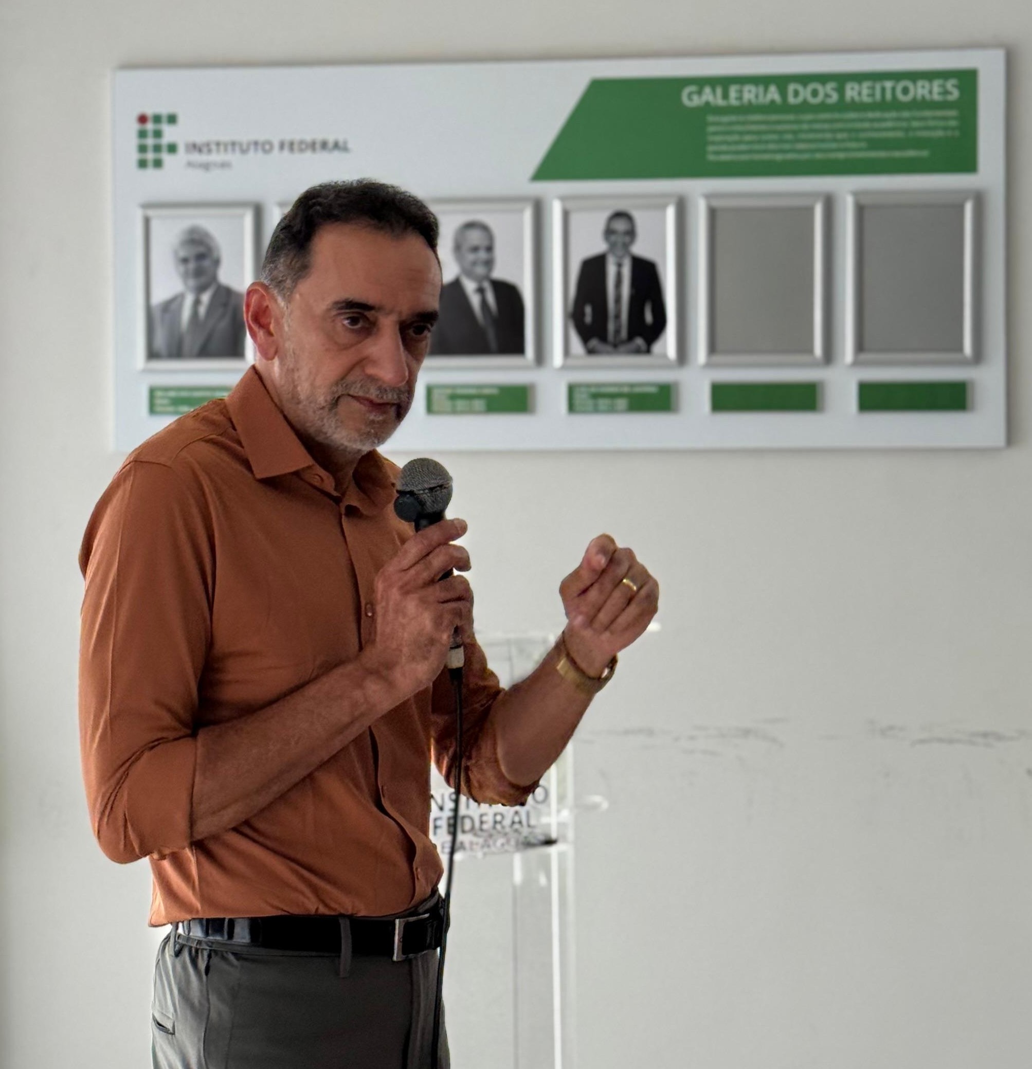 Reitor Carlos Guedes é exemplo de comprometimento e amor ao Ifal
