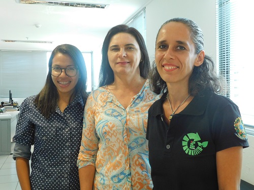 Jéssica e Juliana foram à Reitoria para assinar termo de compromisso com a assessora de Relações Intrenacionais, Carla Vieira.JPG