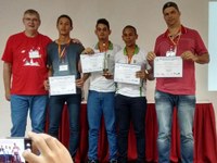 João Canalle, organizador do evento entrega os certificados aos alunos Daírly Kelveis, Juan Cunha e Marcos Paulo e o docente  Adriano Lobo, todos do Campus Maceió.jpeg