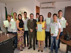 Alunos mostram certificados da competição de Matemática realizada na Bulgária.