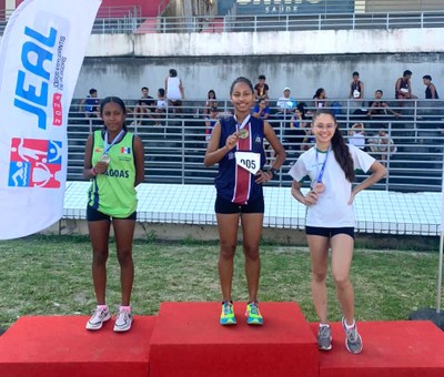 (De branco) Lorena Barros obteve o 3º lugar, na prova de 3 km e 4º lugar, na prova de 400m rasos, na Categoria de 15 a 17 anos.jpeg