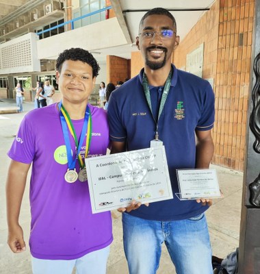 Aluno do curso de Eletrotécnica, no Campus Palmeira, Cauã Felipe dos Santos recebeu orientação do professor Júlio César.jpeg Aluno do curso de Eletrotécnica, no Campus Palmeira, Cauã Felipe dos Santos recebeu orientação do professor Júlio César.jpeg