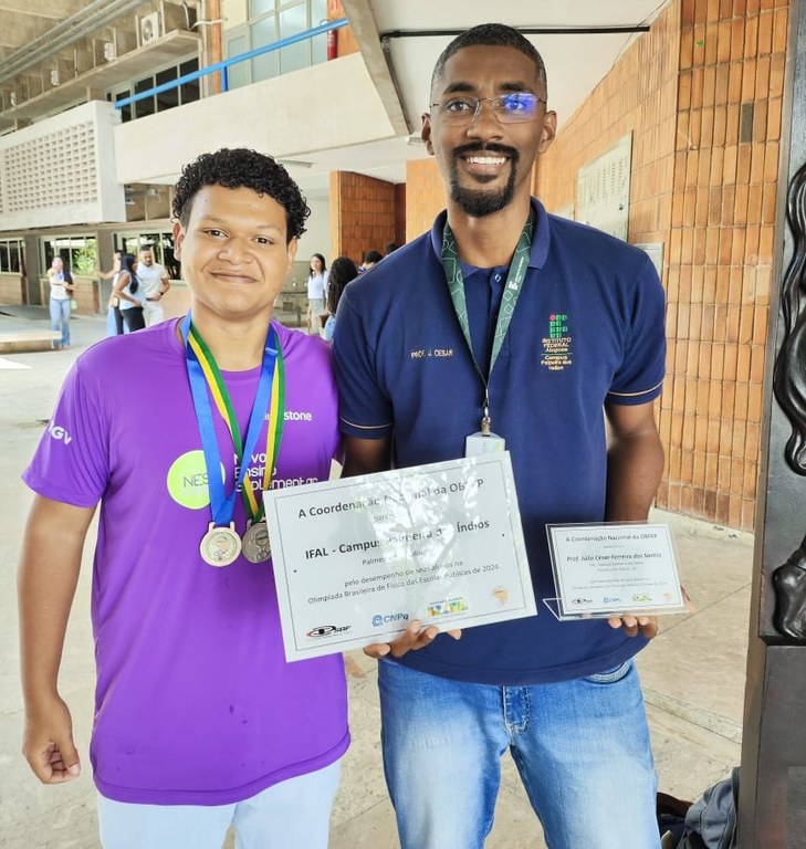 Aluno do curso de Eletrotécnica, no Campus Palmeira, Cauã Felipe dos Santos recebeu orientação do professor Júlio César.jpeg
