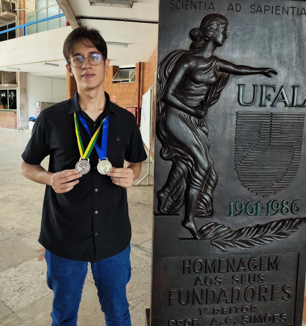 Ao conquista medalha na etapa nacional,  Carlos Eduardo, protagonizou um feito inédito para o Campus Santana do Ipanema.jpg