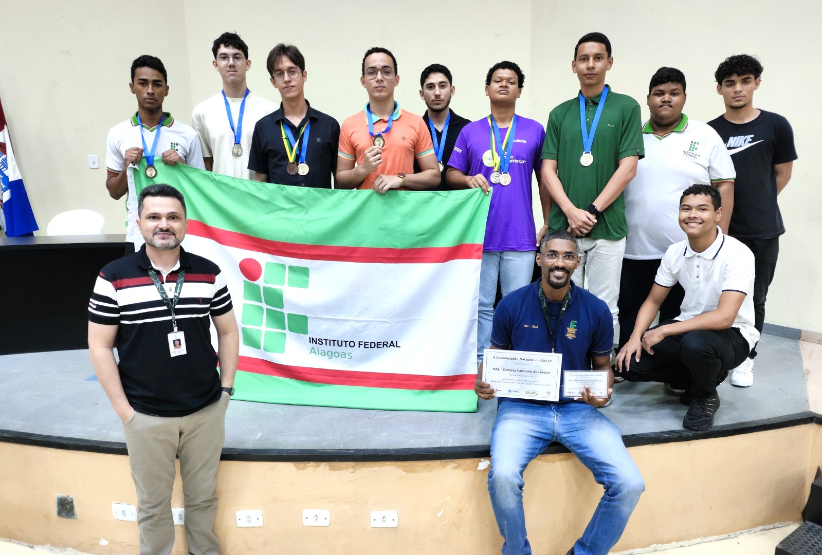 Delegação do Ifal em premiação da OBFEP contou com dois professores orientadores, José Carlos da Costa e Júlio César Ferreira.jpg