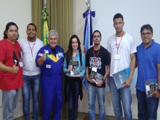 Professores e alunos com Marcos Pontes, primeiro astronauta brasileiro a ir para o espaço