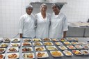 Professora Fátima Amorim com alunas do curso de Cozinha, atuando na montagem dos pratos.jpg