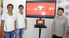 Estudantes do curso técnico integrado ao ensino médio em Informática do Ifal Maceió, Victor Aurélio Silva (à esquerda) e Lucas Ataíde, sob a orientação do professor Edison Camilo, criaram um aplicativo para combater o desperdício de comida.