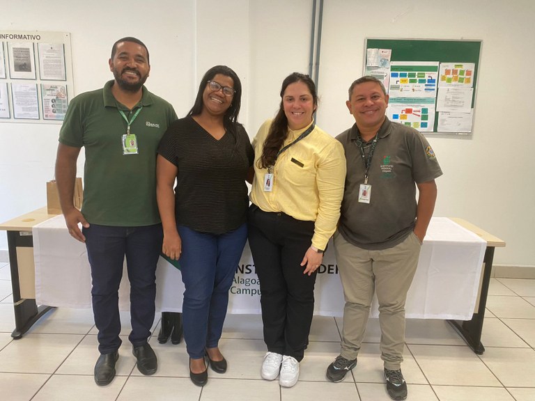 (À direita) Charridy Max acompanha as etapas de contratação de alunos do Campus Maceió atendido spelo Napne