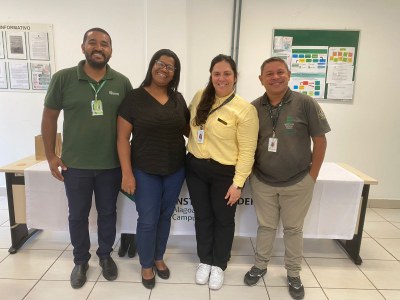 (À direita) Charridy Max acompanha as etapas de contratação de alunos do Campus Maceió atendido spelo Napne
