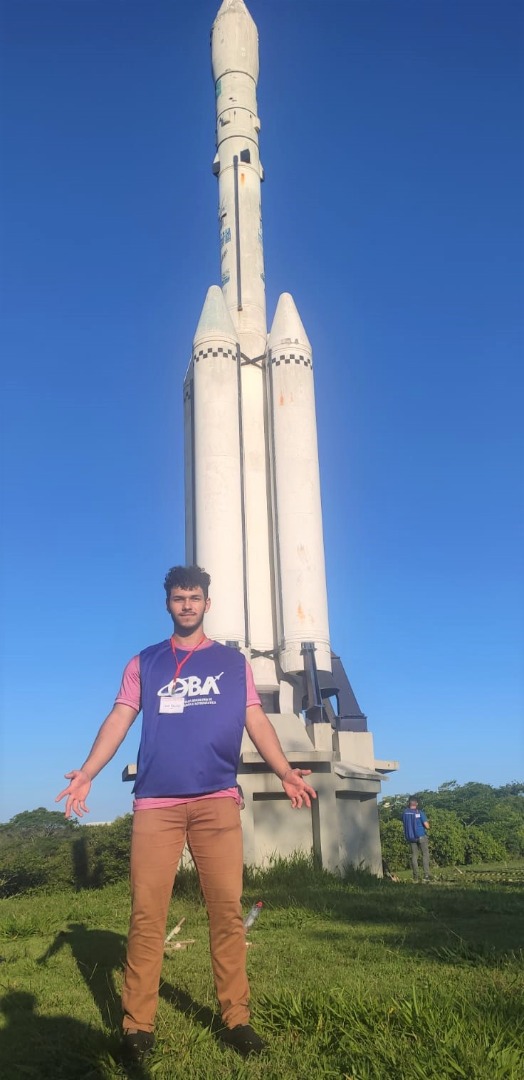 José Fausto Vital em frente a uma réplica de foguete em São José dos Campos.jpeg