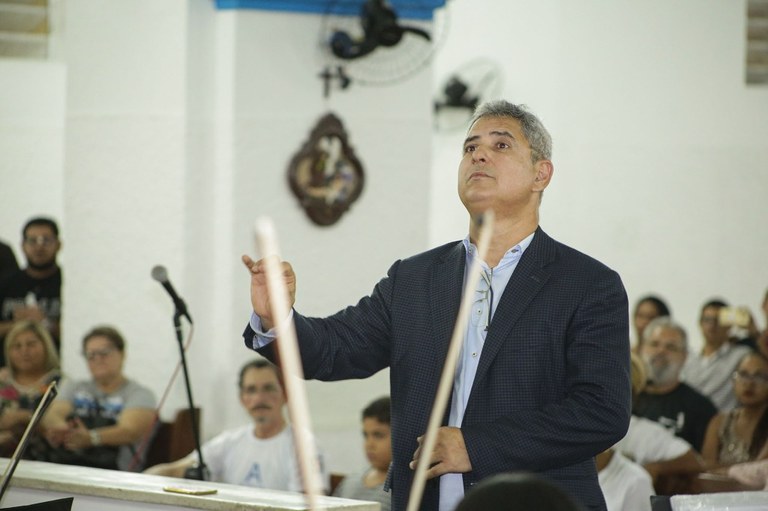 Maestro Almir Medeiros durante a primeira apresentação da união dos grupos do Ifal e Ufal