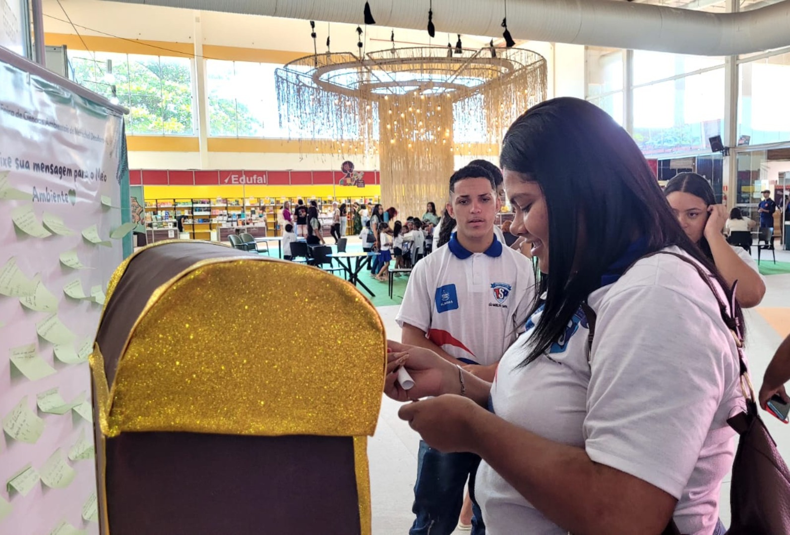 Baú de leitura faz sucesso na Bienal