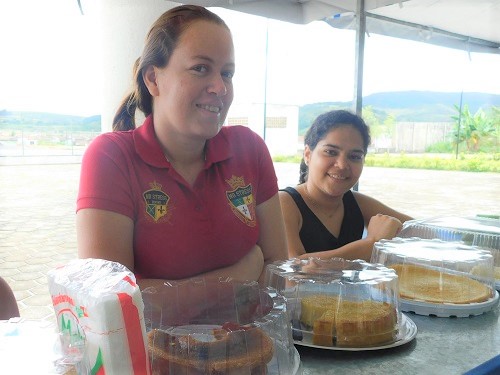 Letícia Emanuele e Maria Juliana levaram os bolos feitos com produtos orgânicos do assentamento rural Dom Helder.JPG