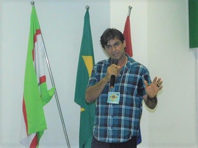 O pesquisador da Embrapa, Nuno Madeiro, abordou as facilidades de plantio e consumo das Pancs.JPG