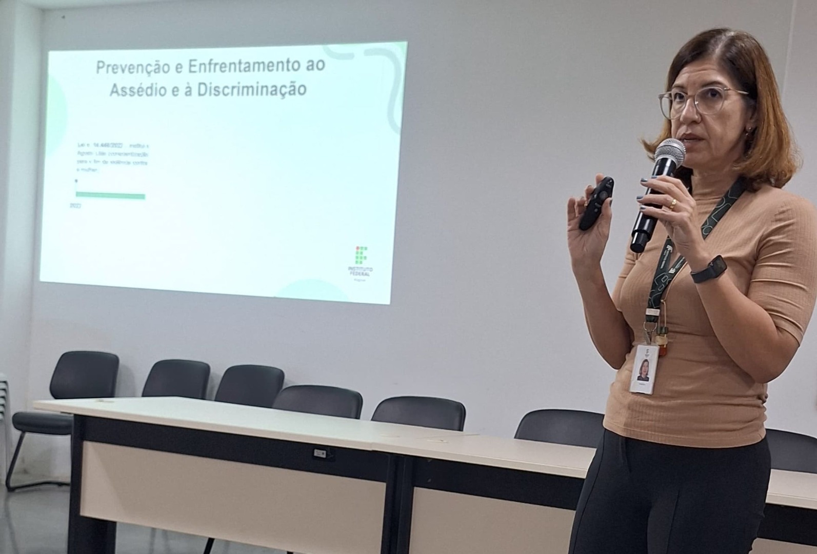Fabíola Moraes apresentando ações de enfrentamento ao assédio e à discriminação