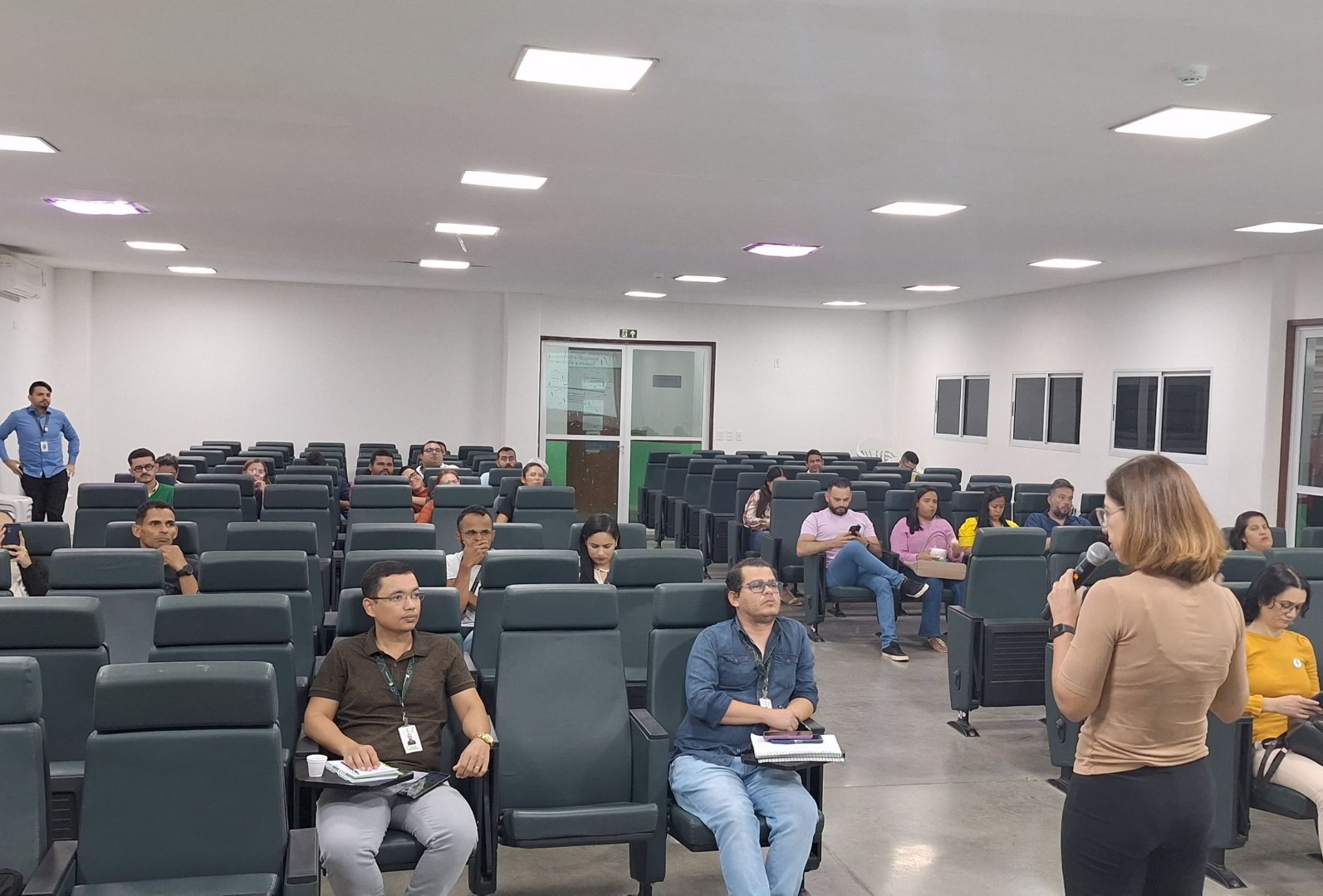 Fabíola Moraes apresentando ações de enfrentamento ao assédio e à discriminação