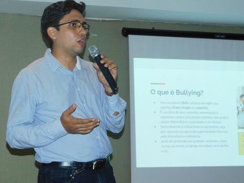 Jalves Mendonça abordou a prevenção e o combate ao cyberbullying em noite de abertura do evento.JPG