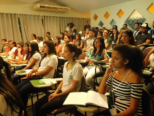 O público lotou o auditório da Secretaria de Educação de São Miguel do Campus.JPG