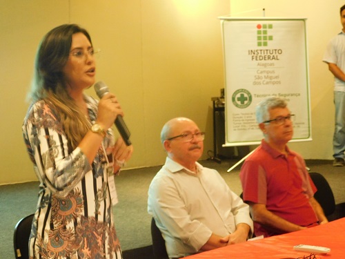 Os professores Talita de Moraes, José Hélio dos Santos e Armando Vasconcelos participaram da cerimônia do abertura do evento.JPG