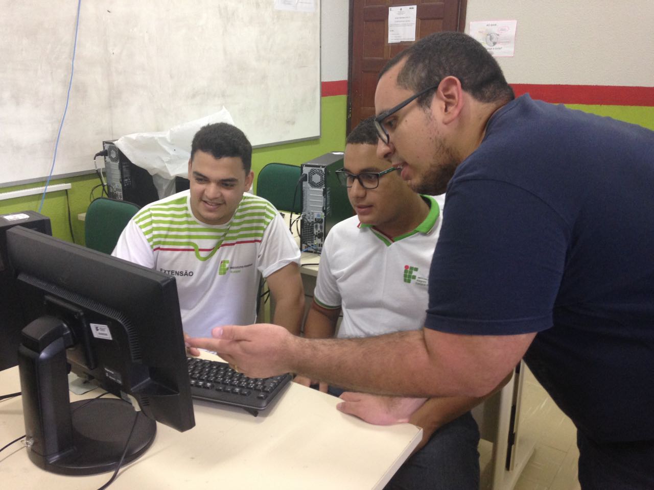Heitor orientando alunos