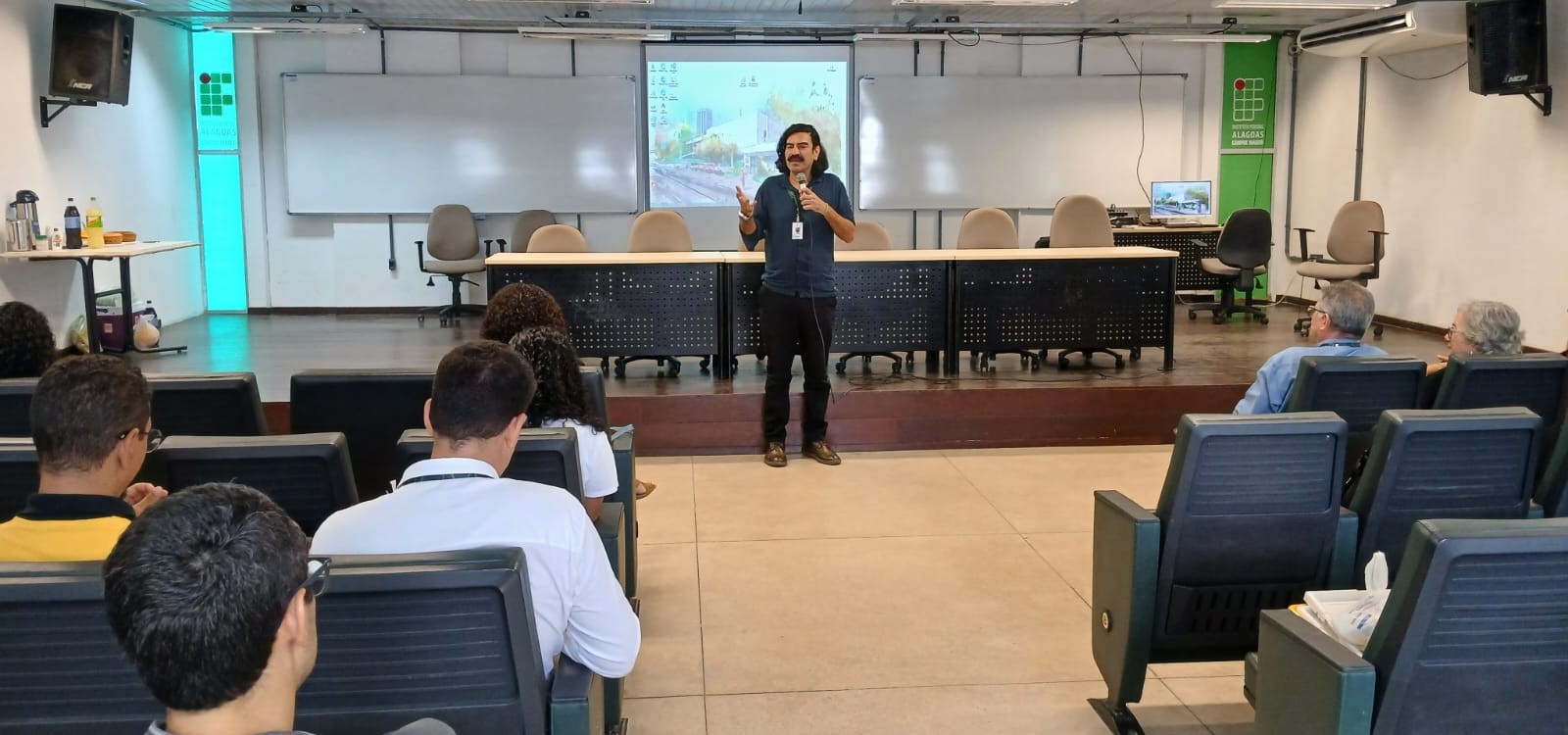 O coordenador da PRPPI, Otavio Monteiro, explicou os fluxos de atendimento e a rotina de avaliação de estudos que envolvem seres humanos no âmbito do Ifal.jpeg