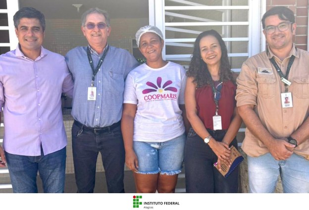 Comitiva do Ifal acompanha execução de projeto em cooperativa de marisqueiras de Maceió