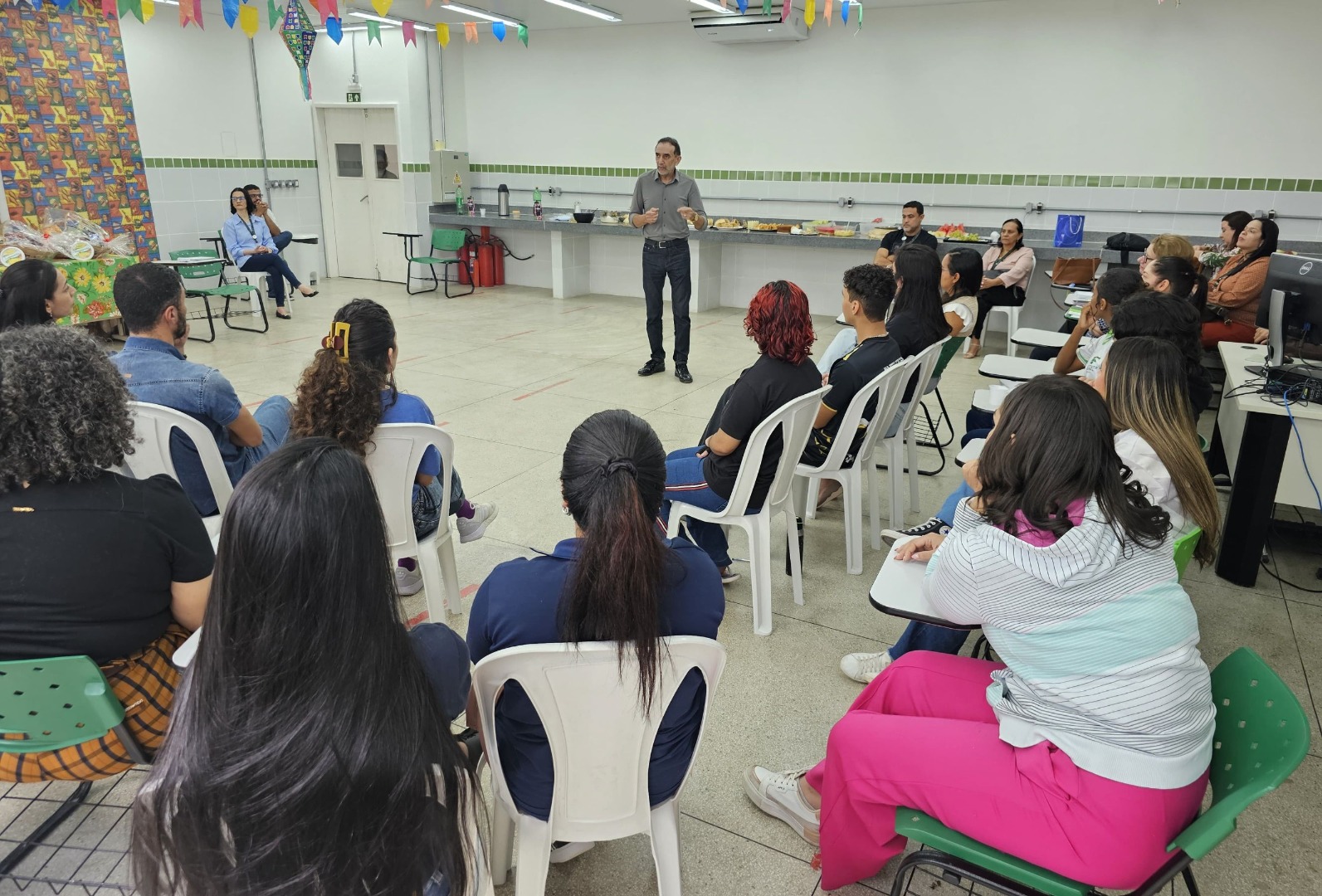 Reitor Carlos Guedes conversa com a comunidade acadêmica de São Miguel