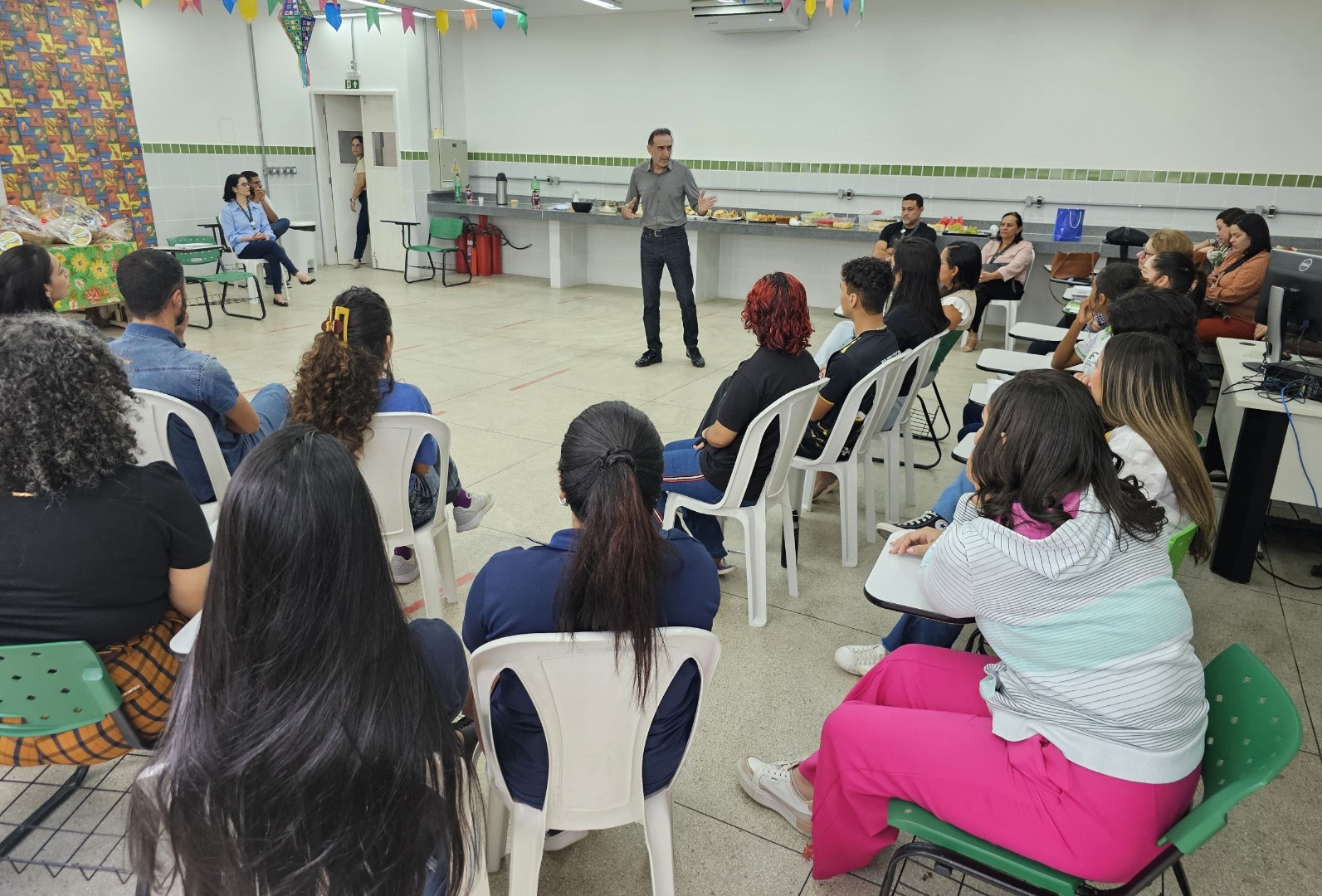 Reitor Carlos Guedes conversa com a comunidade acadêmica de São Miguel